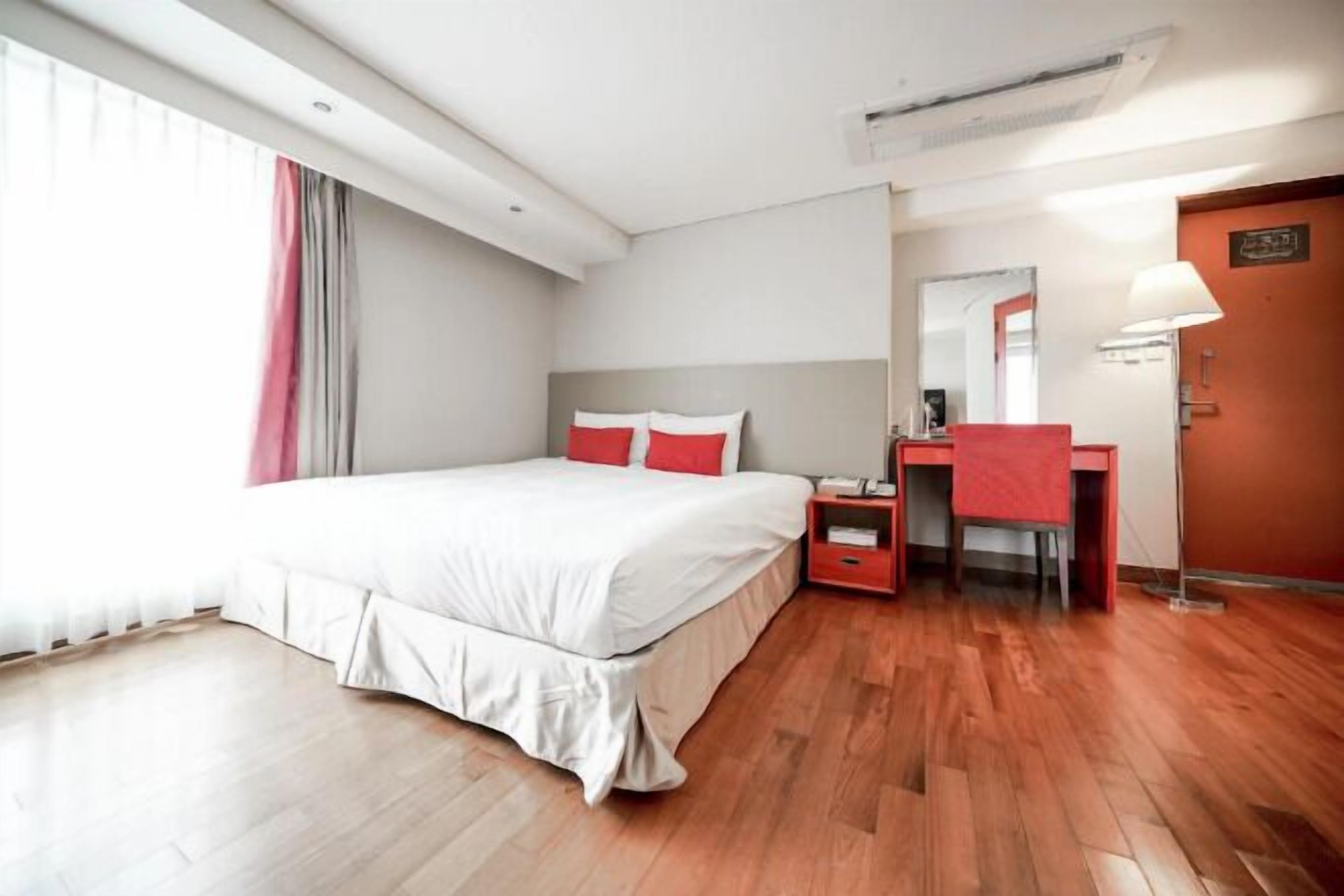 Down duvets, Select Comfort beds, in-room safe, individually furnished