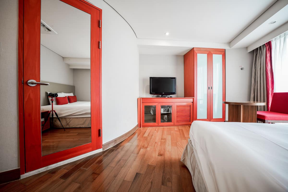 Tweepersoonskamer, op de hoek (Myeong dong View) | Donzen dekbedden, Select Comfort-bedden, een kluis op de kamer