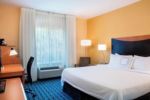 Ropa de cama de alta calidad, colchones Tempur-Pedic, escritorio