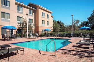 室外游泳池，池畔遮阳伞