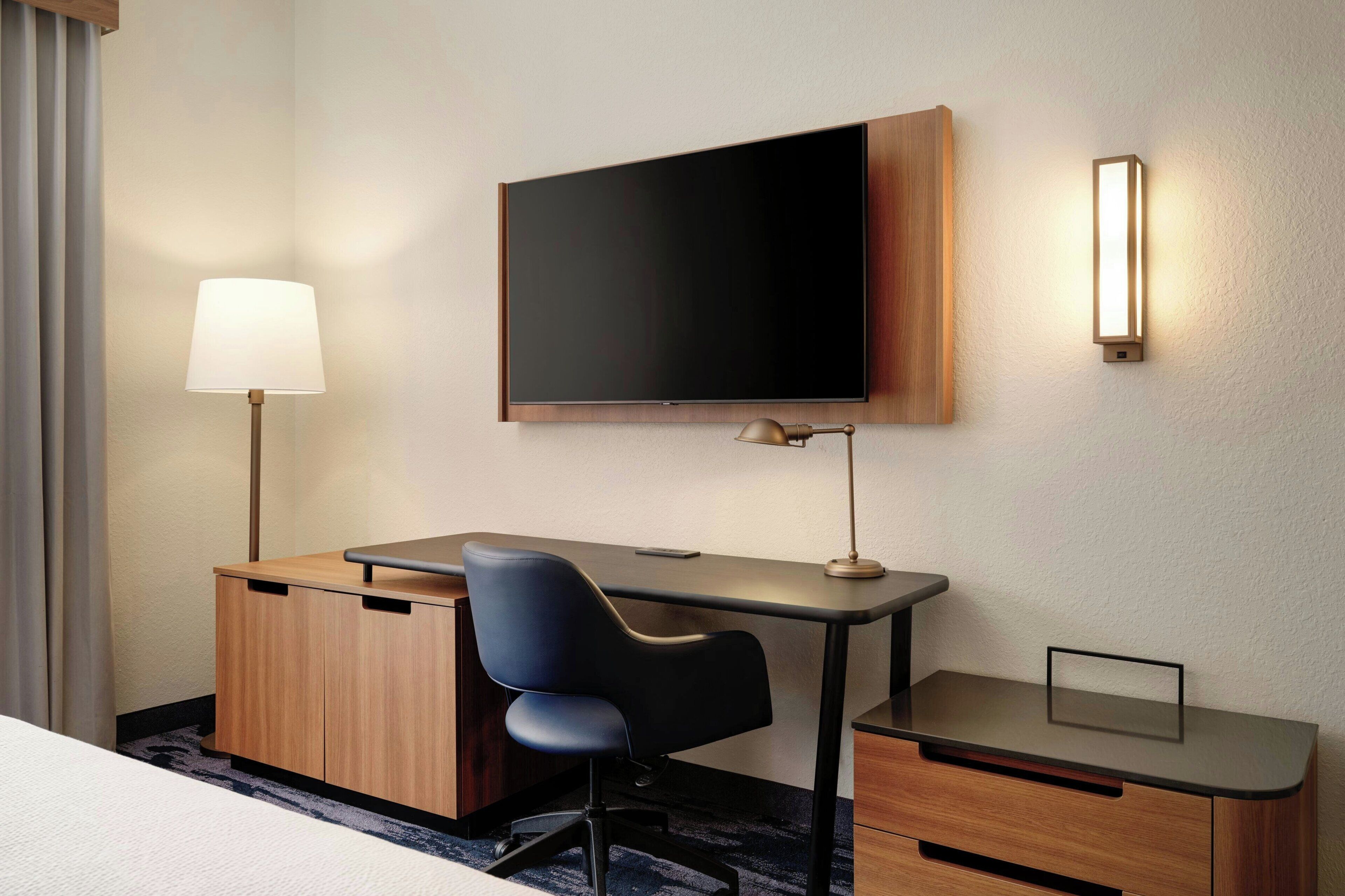 Luxe beddengoed, Tempur Pedic-bedden, een bureau