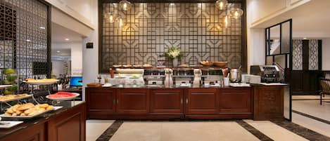 Serveert ontbijt, lunch en diner