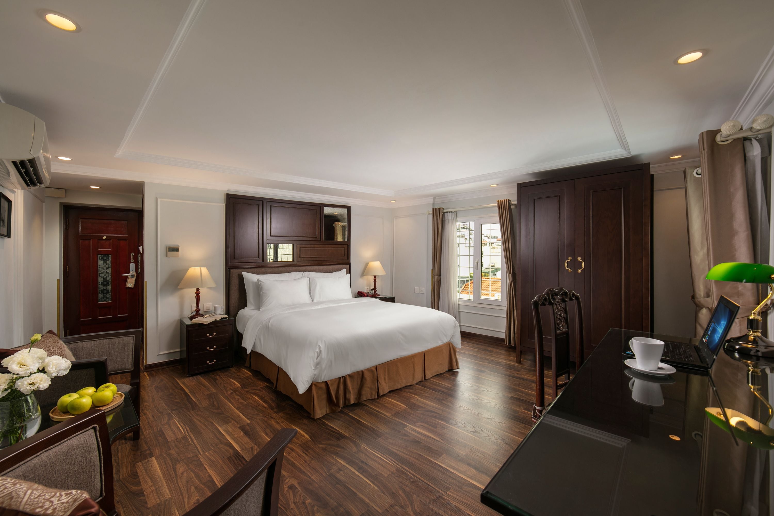 deluxe double or twin room with street view | 1 bedroom, minibar, in-room safe, soundproofing