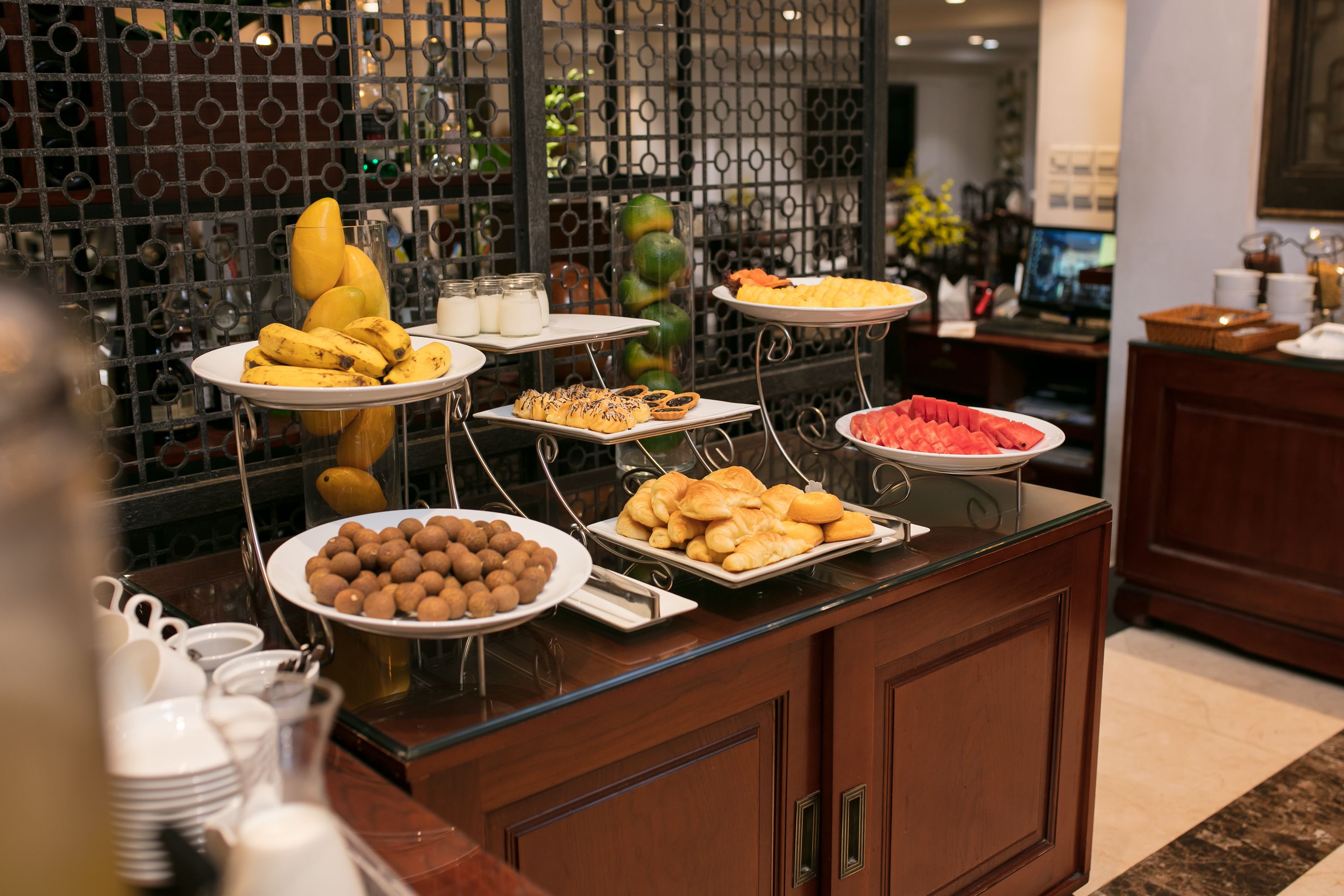 breakfast, lunch and dinner served