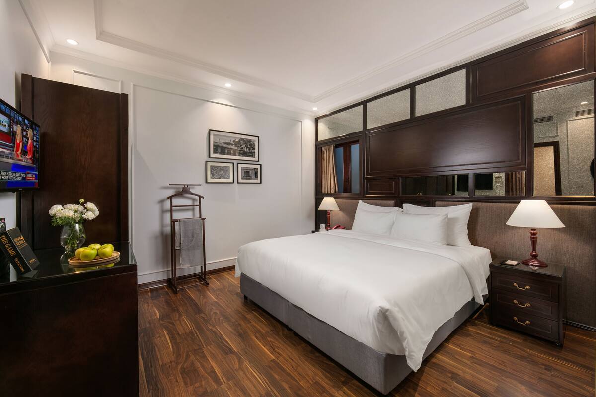 Minibar, brankas, kedap suara, dan Wi-Fi gratis