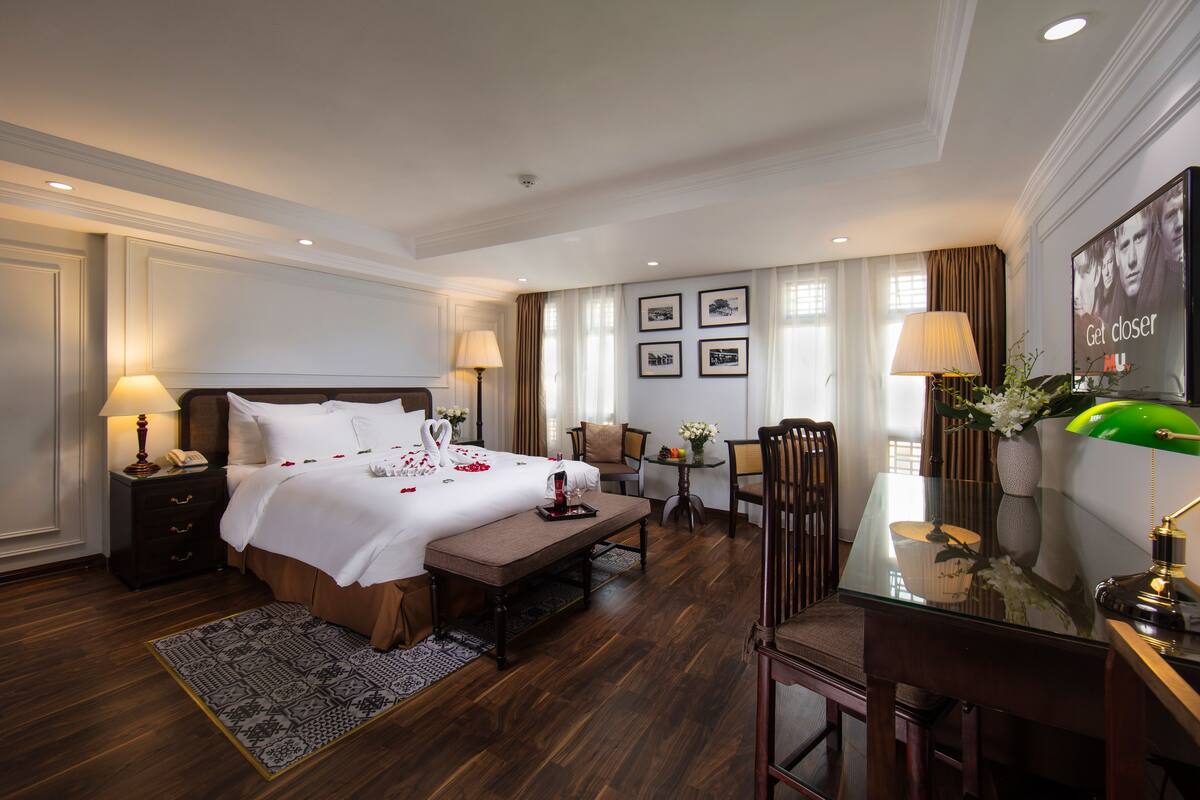 Suite (Dynastie with Street View) | Minibar, brankas, kedap suara, dan Wi-Fi gratis