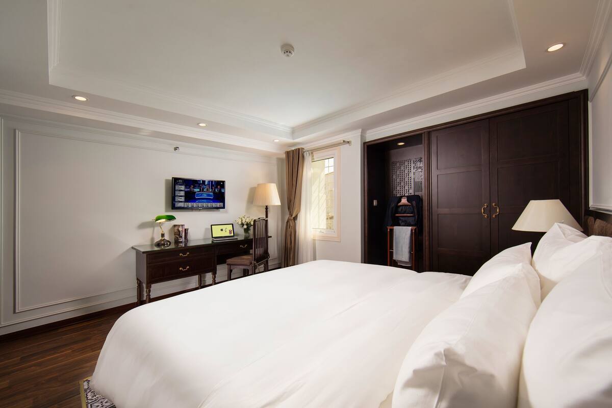 Minibar, brankas, kedap suara, dan Wi-Fi gratis