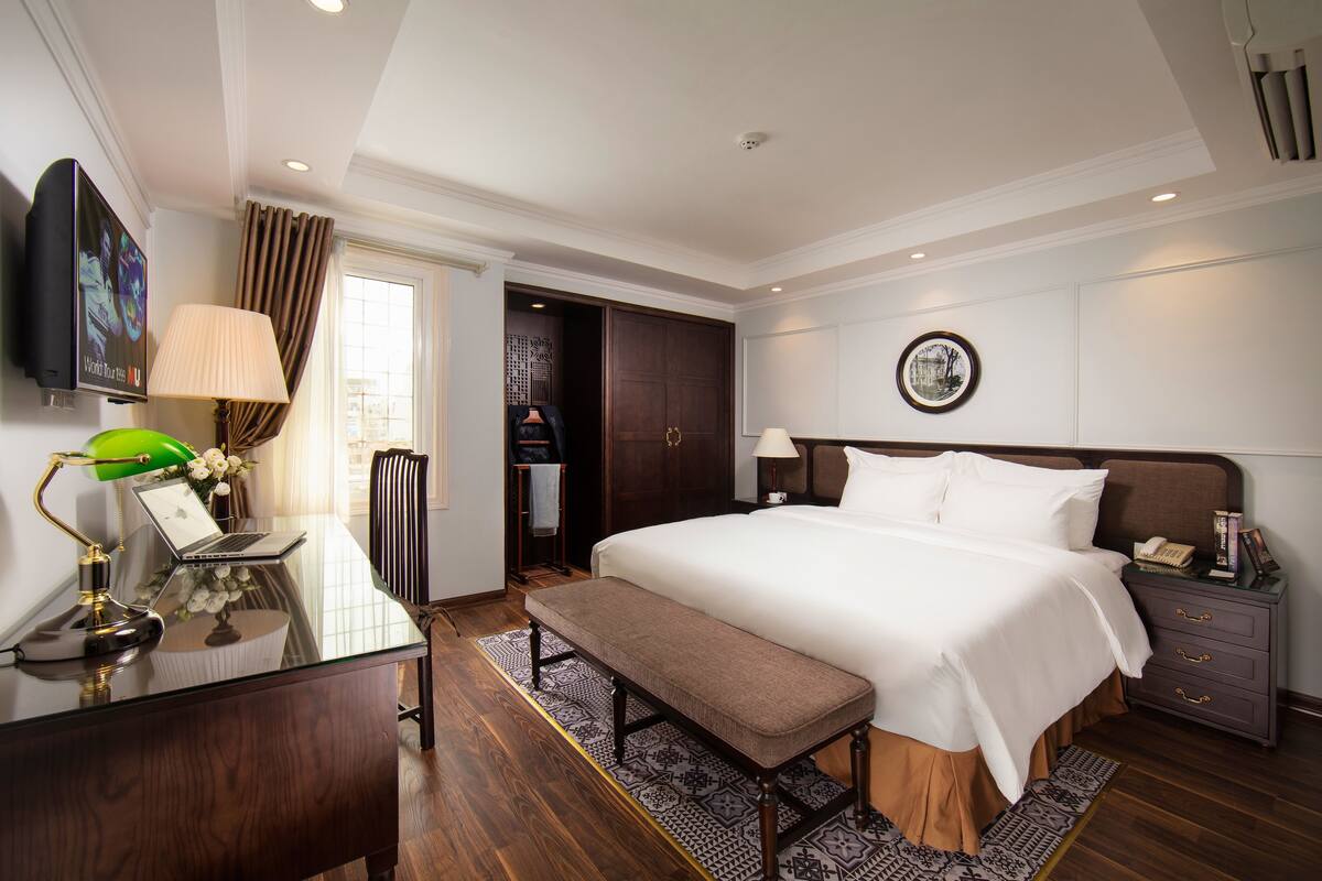 Minibar, brankas, kedap suara, dan Wi-Fi gratis