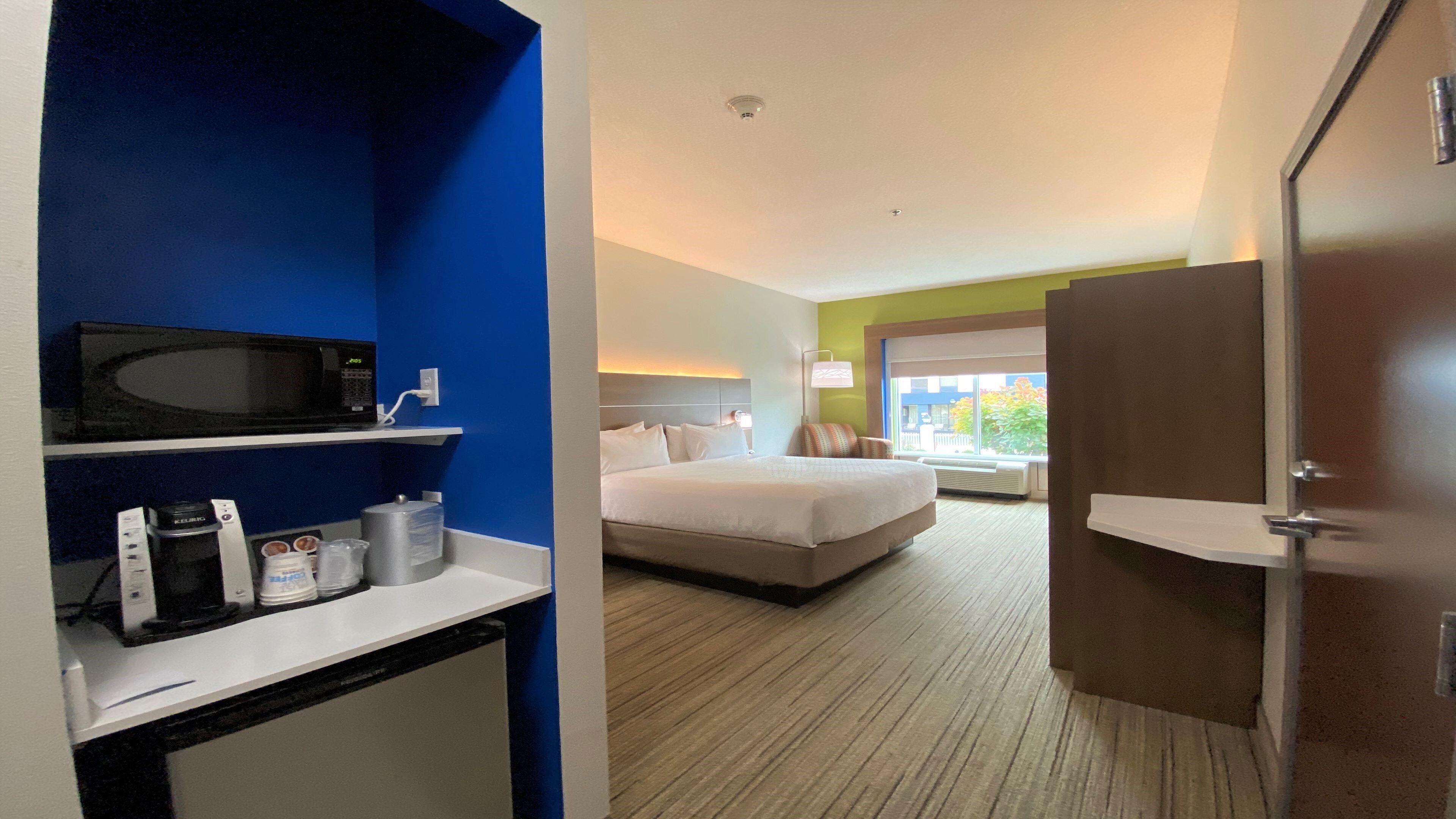 standard room, 1 king bed | 1 bedroom, desk, laptop workspace, blackout curtains