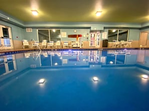Indoor pool, open 7:00 AM to 10:00 PM, sun loungers - Holiday Inn Express & Suites Somerset Central by IHG (Somerset)