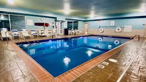 An indoor swimming pool with lounge chairs and a changing room. - Holiday Inn Express & Suites Somerset Central by IHG (Somerset)