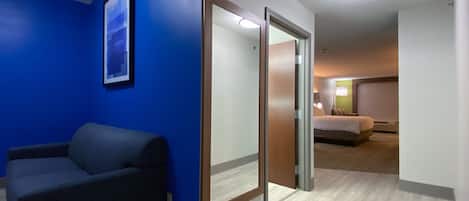 Suite, 1 habitación | Escritorio, espacio para trabajar con laptop y cortinas blackout