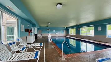 Kolam renang indoor, dengan kursi berjemur