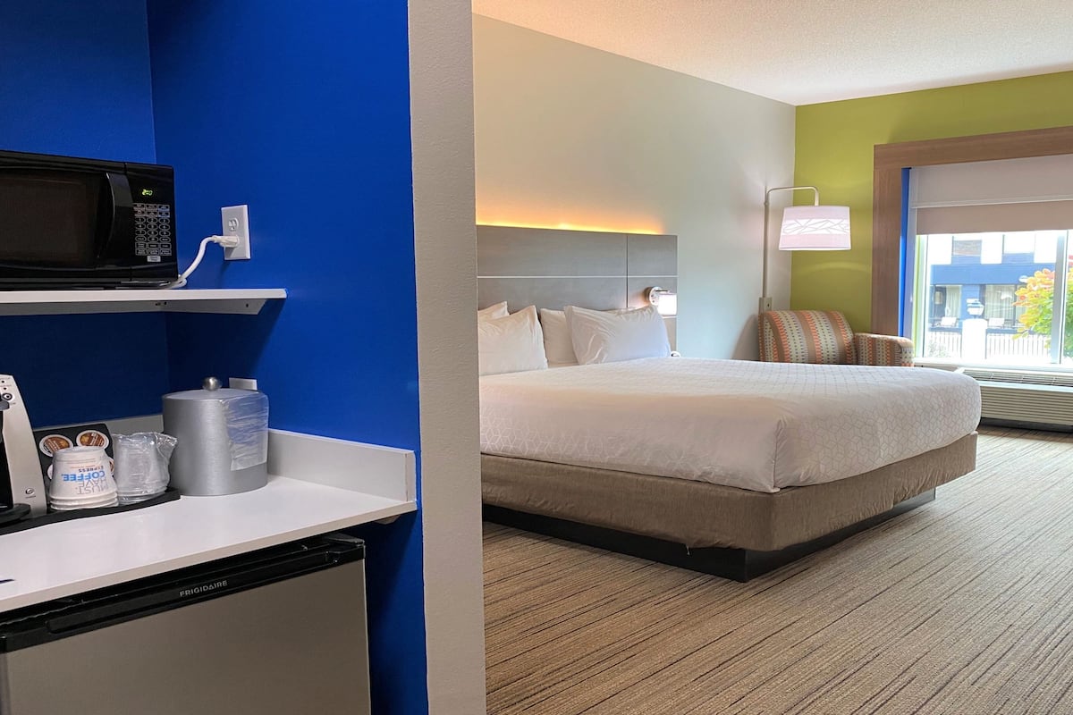 standard room, 1 king bed | 1 bedroom, desk, laptop workspace, blackout curtains