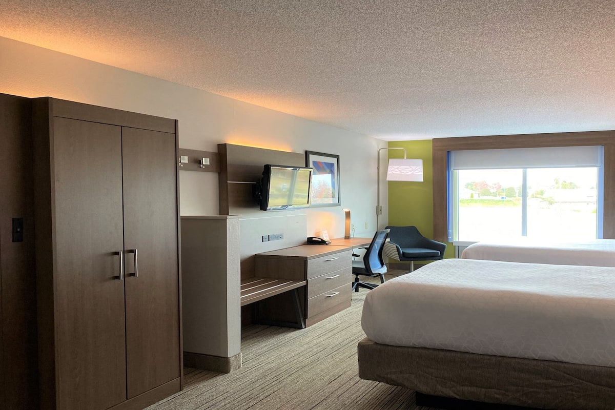 Suite, Multiple Beds | 1 bedroom, desk, laptop workspace, blackout drapes