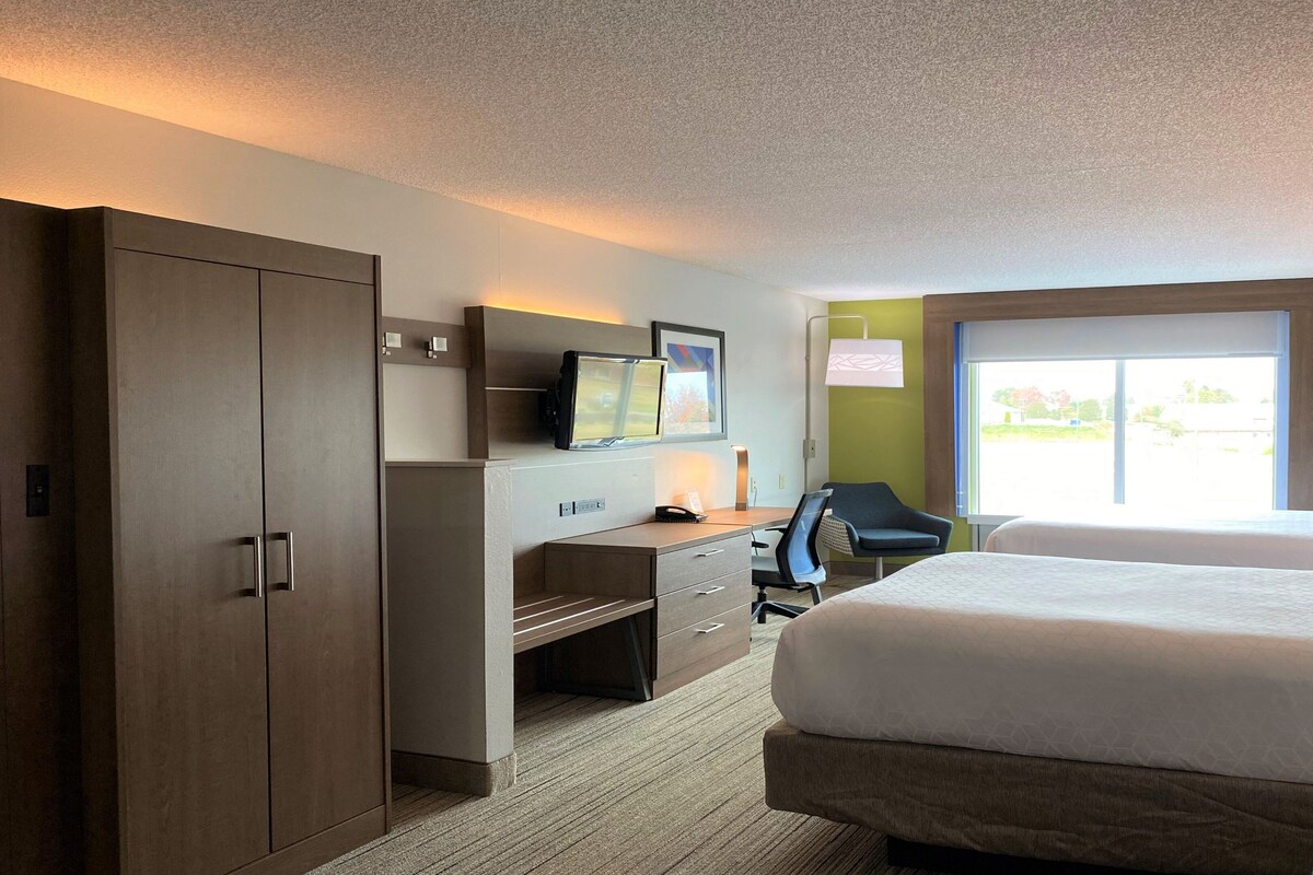 Suite, Multiple Beds | Desk, laptop workspace, blackout curtains, iron/ironing board
