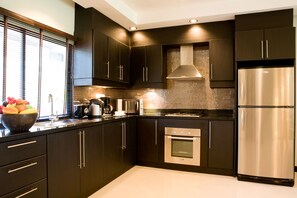 Pool Villa 3 Bedroom | Private kitchen | Fridge, microwave, coffee/tea maker, dining tables - Palm Grove Resort (Sattahip)