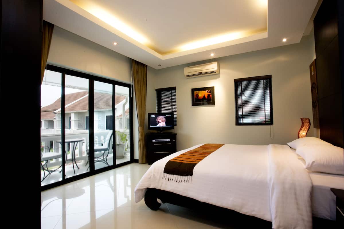 Deluxe Suite One Bed Room | In-room safe, desk, blackout drapes, iron/ironing board