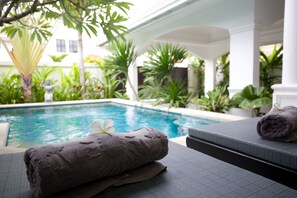 Pool Villa 3 Bedroom | Oppholdsområde | En 32-tommers LED-TV med digitale kanaler samt TV og strømmetjenester