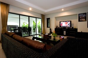 Pool Villa 3 Bedroom | 客厅 | 32-英寸LED 电视（配备数码频道）、电视、流媒体服务