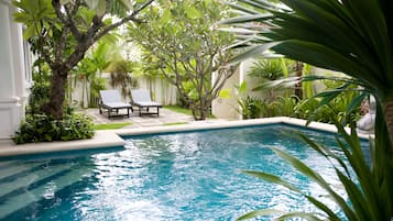 Pool Villa 3 Bedroom | Área de sala de estar | Televisión LED de 32 pulgadas con canales digitales y televisión