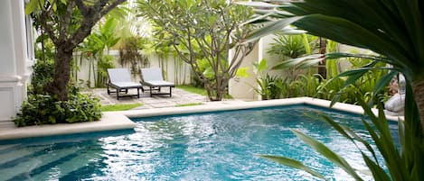 Pool Villa 3 Bedroom | บริเวณนั่งเล่น | ทีวีจอแอลอีดี 32 นิ้ว พร้อมช่องดิจิตอล, ทีวี, บริการสตรีมมิ่ง