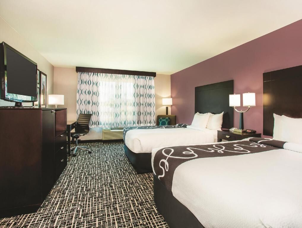 Ylelliset vuodevaatteet, työpöytä, pimennysverhot, silitysrauta/-lauta