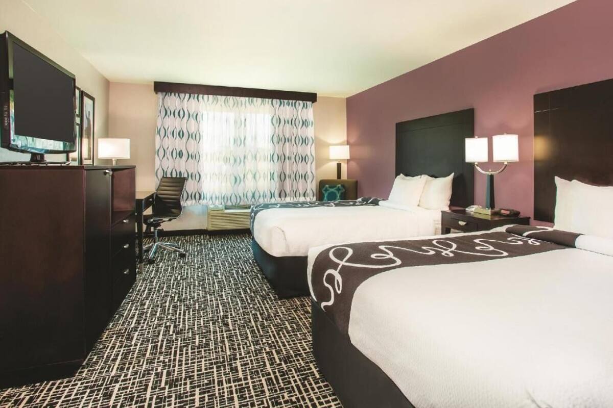 Ylelliset vuodevaatteet, työpöytä, pimennysverhot, silitysrauta/-lauta