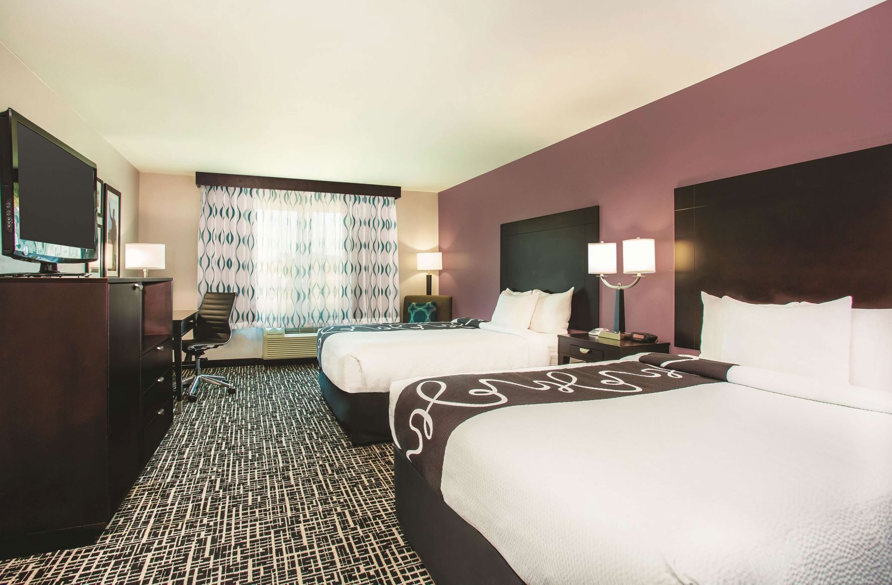 Ylelliset vuodevaatteet, työpöytä, pimennysverhot, silitysrauta/-lauta