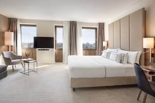 The Level Junior Suite with Executive Lounge Access | Una scrivania, postazione laptop, tende oscuranti, insonorizzazione