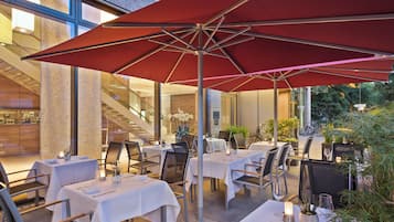 Breakfast, dinner served; international cuisine, al fresco dining