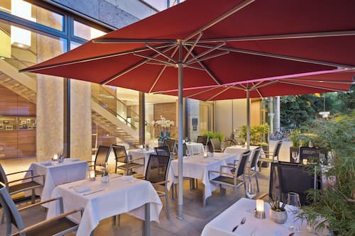 Breakfast, dinner served; international cuisine, alfresco dining