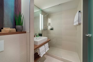 The Level Room with Executive Lounge Access | Bathroom | Eco-friendly toiletries, hair dryer, towels