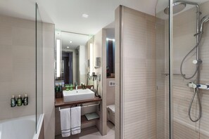 The Level Junior Suite with Executive Lounge Access | Banheiro | Produtos de toalete biodegradáveis, secador de cabelo, toalhas de banho 