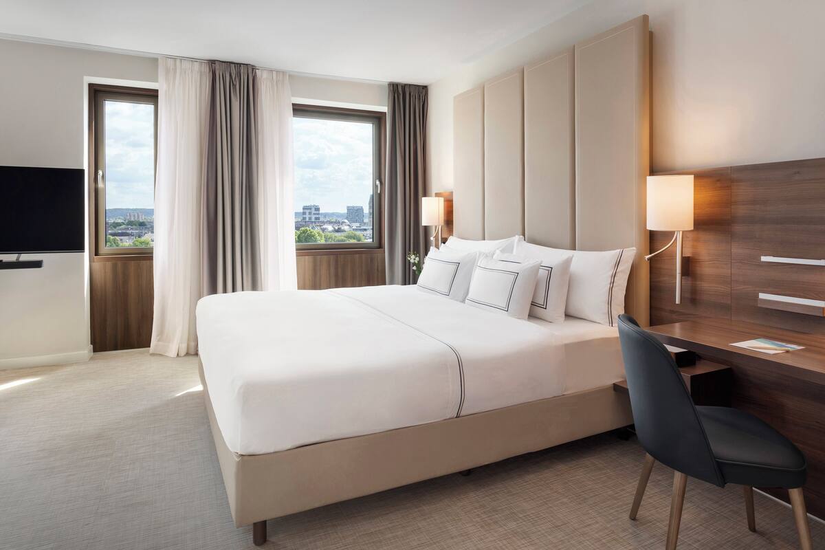 The Level Junior Suite with Executive Lounge Access | 書桌、筆電工作空間、遮光布/窗簾、隔音