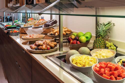 Breakfast, dinner served; international cuisine, alfresco dining