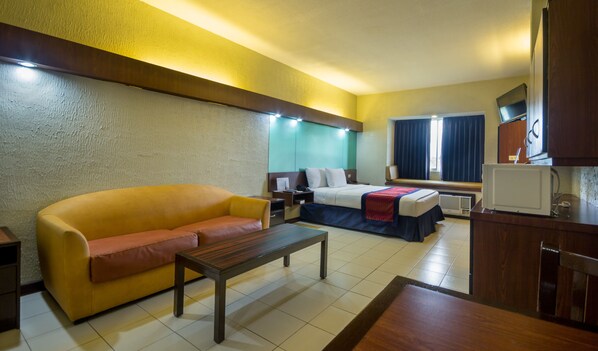 Suite, 1 queensize-seng, ikke-røyk | Safe på rommet, skrivebord og barnesenger (inkludert)