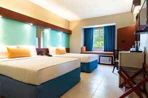 Rom, 2 queensize-senger, ikke-røyk | Safe på rommet, skrivebord og barnesenger (inkludert)