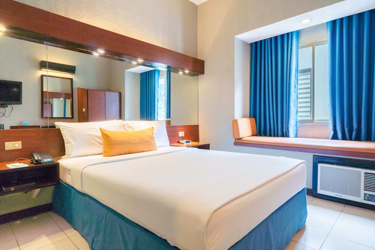 Room, 1 Queen Bed, Non Smoking | In-room safe, desk, free cribs/infant beds, free rollaway beds