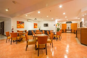 Lobby - Microtel by Wyndham Eagle Ridge (General Trias)