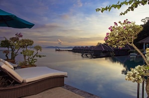 Outdoor pool, pool umbrellas - Gayana Marine Resort (Gaya Island)
