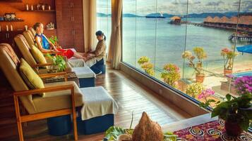 Couples treatment rooms, hot tub, body treatments, aromatherapy