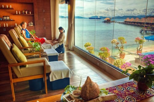 Couples treatment rooms, hot tub, body treatments, aromatherapy