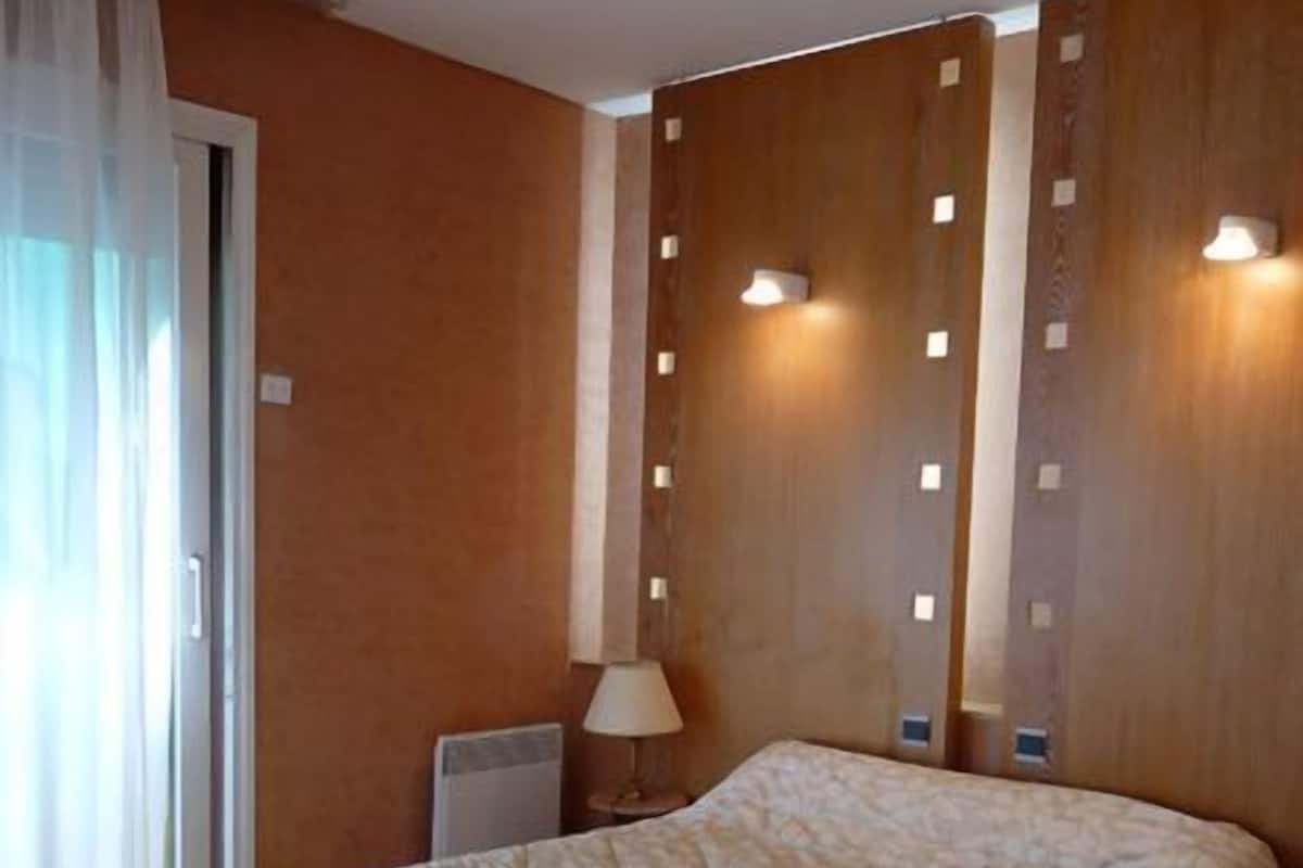 Premium bedding, desk, soundproofing, iron/ironing board