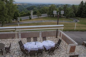 Outdoor dining - Hôtel authentic by balladins – Rodez / Le Ségala (Baraqueville)