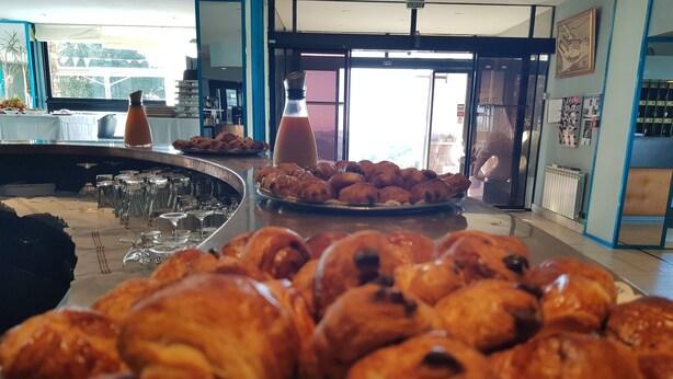 Uma área de buffet com diversos doces e uma seleção de copos.