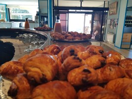 Café da manhã com buffet todos os dias mediante uma taxa