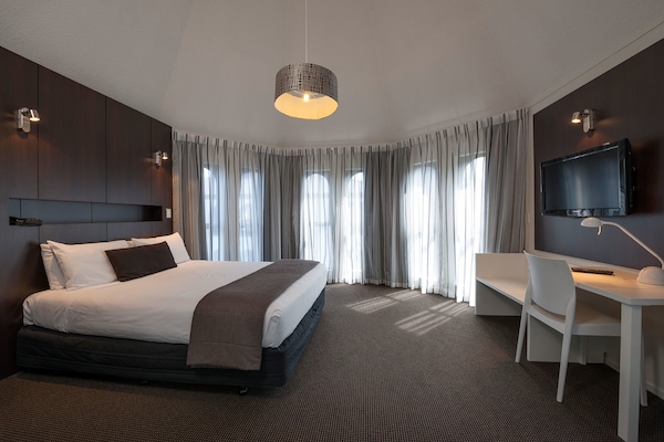 1 Bedroom Executive | Iron/ironing board, cribs/infant beds, rollaway beds, free WiFi