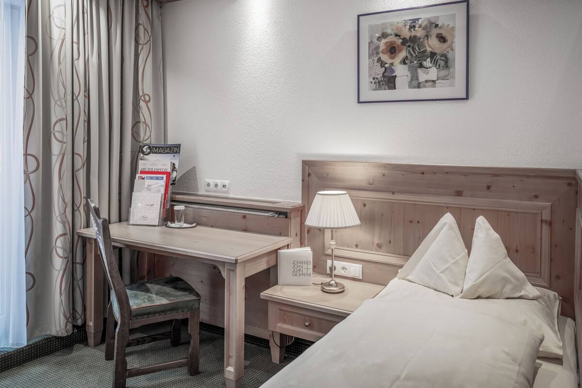 Yhden hengen huone | Allergiatestatut vuodevaatteet, untuvapeitot, tallelokero huoneessa