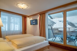 Junior Suite, Balcony, Mountain View | Pemandangan dari bilik